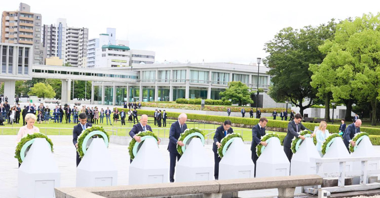 19日午前、 広島市内の平和記念公園内にある原爆資料館を訪問した後に慰霊碑に献花するG7首脳（G7広島サミット事務局／外務省提供）