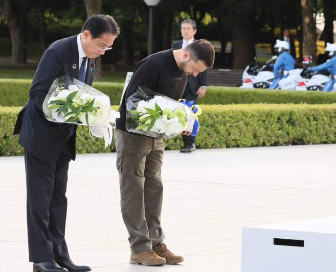 21日午後、岸田文雄首相（左）と共に慰霊碑に献花するウクライナのゼレンスキー大統領（G7広島サミット事務局／外務省提供）