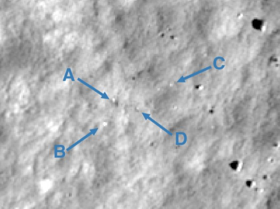米探査機が撮影した、ハクトR探査機の4つの破片（矢印の先＝NASA、米アリゾナ州立大学提供）