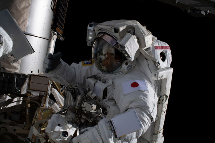 船外活動を行う若田さん＝1月21日（JAXA、NASA提供）