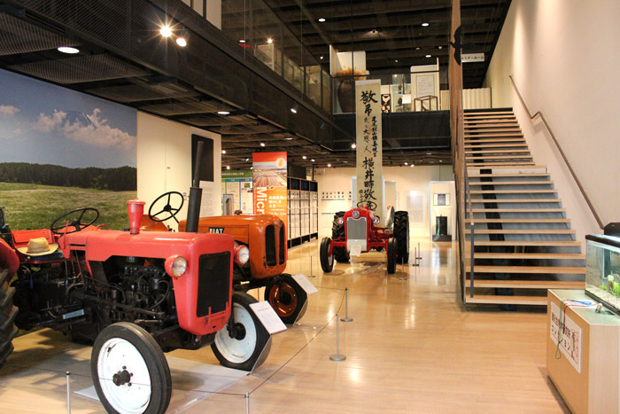 入り口に並べられた（左から）小松製作所、イタリアのFIAT、米国のフォードの各トラクター（東京農業大学「食と農」の博物館提供）
