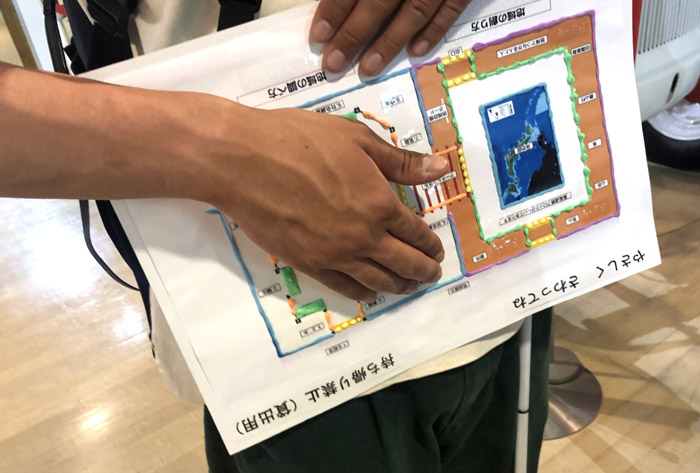 ある企画展では、視覚障がい者用に凹凸が浮き出る特殊なインクで展示室のフロアマップを作成した（東京農業大学地域環境科学部地域創成科学科提供）