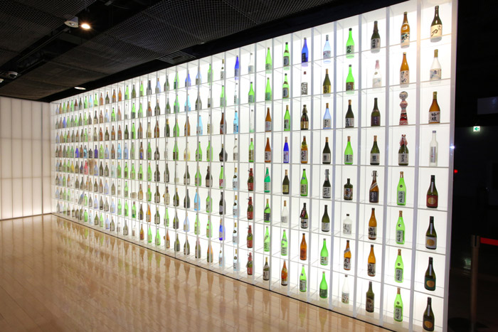 全国の酒蔵は学生の就職先の一つ。酒瓶の展示コーナーではラベルの違いや瓶の色・形の違いが見て分かり、大人も楽しめる（東京農業大学「食と農」の博物館提供）