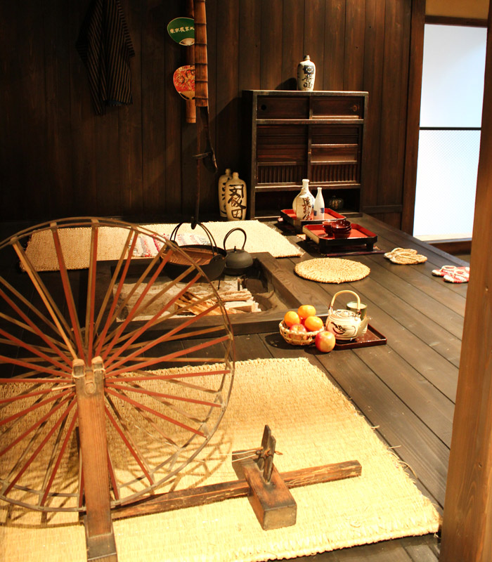 卒業生の協力のもと、大学が収集した古い農機具と古民家のジオラマが見学できる（東京農業大学「食と農」の博物館提供）