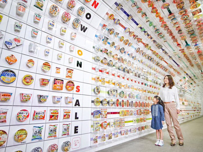 日清食品の歴代の商品パッケージ約800点を展示する「インスタントラーメン・トンネル」では、商品の移り変わりを見られる（日清食品ホールディングス提供）