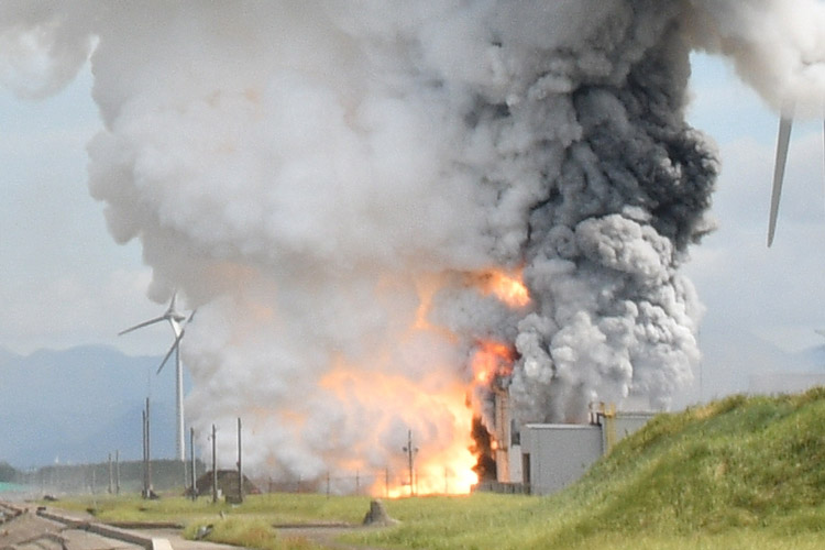 イプシロンSの2段燃焼試験中に起きた爆発＝14日午前、秋田県能代市（JAXA提供）