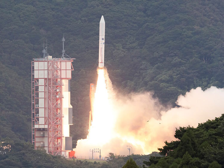 イプシロン。写真は昨年10月に失敗した最終6号機（JAXA提供）