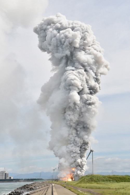 燃焼試験での爆発後、黒煙が高く上がった＝14日午前、秋田県能代市（JAXA提供）