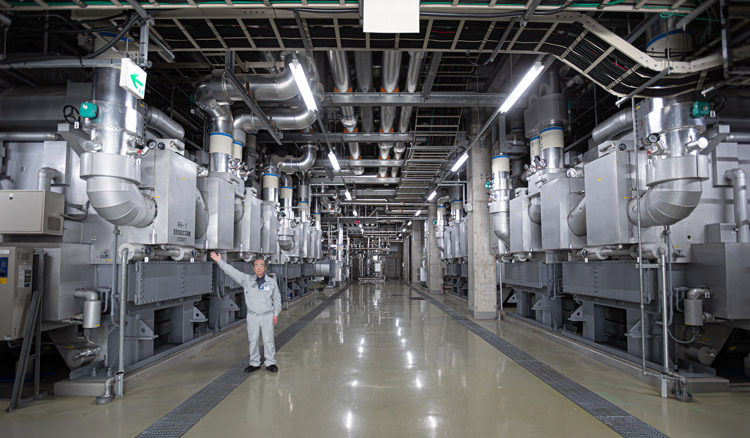 熱源機械棟の1階には巨大な冷凍機がずらりと並ぶ