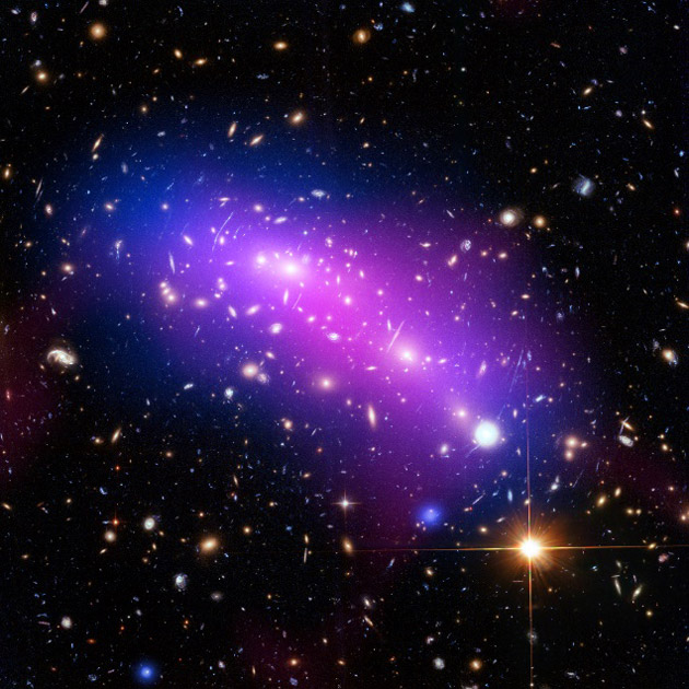 銀河団「MACS J0416」。エックス線と可視光、電波の観測画像を組み合わせたもの（NASA、米国立電波天文台など提供）