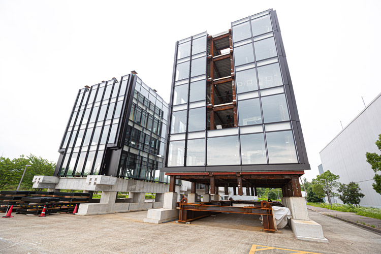 試験体として利用した10階建てオフィスビルを模した建物。左側が1～4階部分、右側が5～9階部分で、組み合わせて実験した
