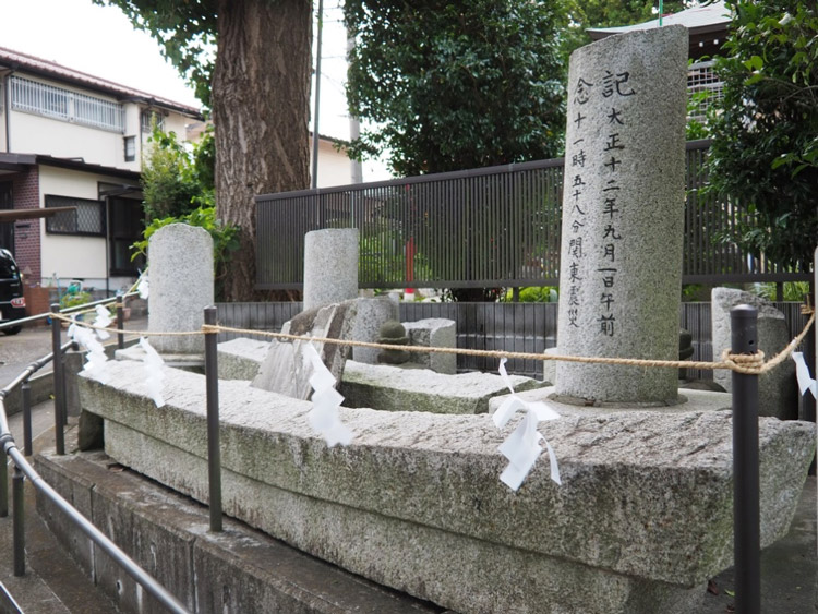 関東大震災で倒壊した鳥居。記念碑として整備されている＝先月28日、東京都町田市の春日神社