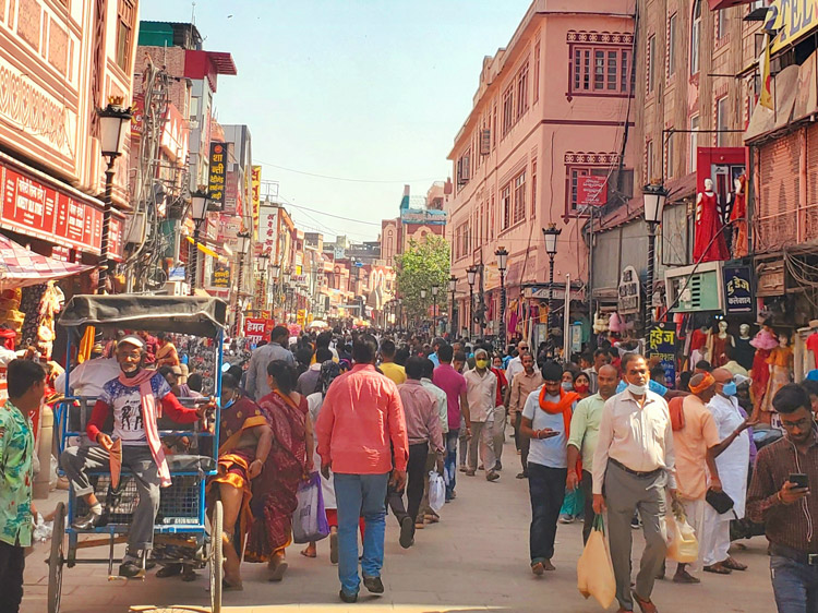 インドの活気がある街並み。人口が世界最多の14億2800万人を超え、教育の競争が激化している(プラニク・ヨゲンドラさん提供)