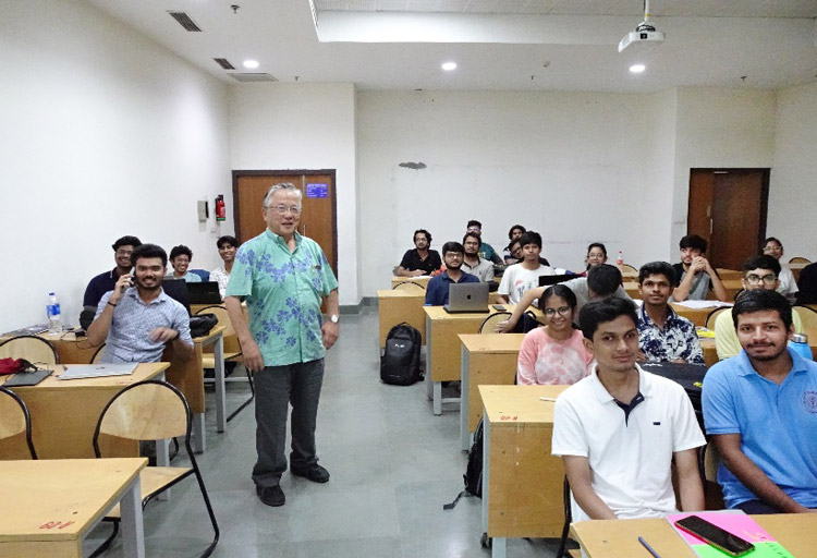 東善郎教授の授業風景。欧米の大学院に比べ、退学する学生は少ないとみている(東善郎教授提供)