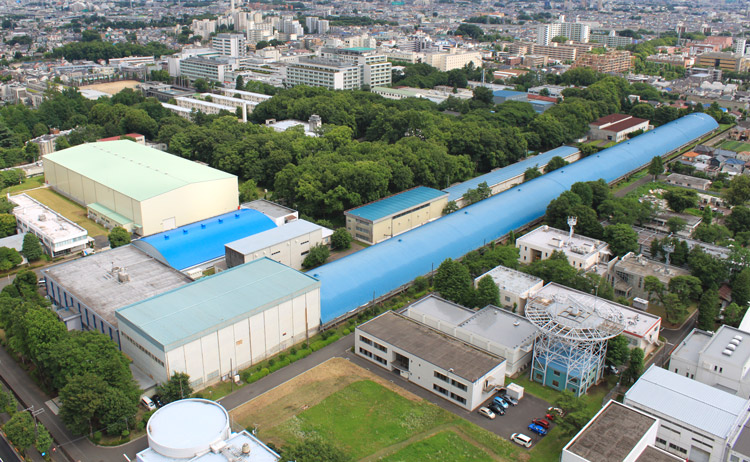 海上技術安全研究所の全景。青く細長いドーム状の建物に400m水槽が収まっている（海上技術安全研究所提供）