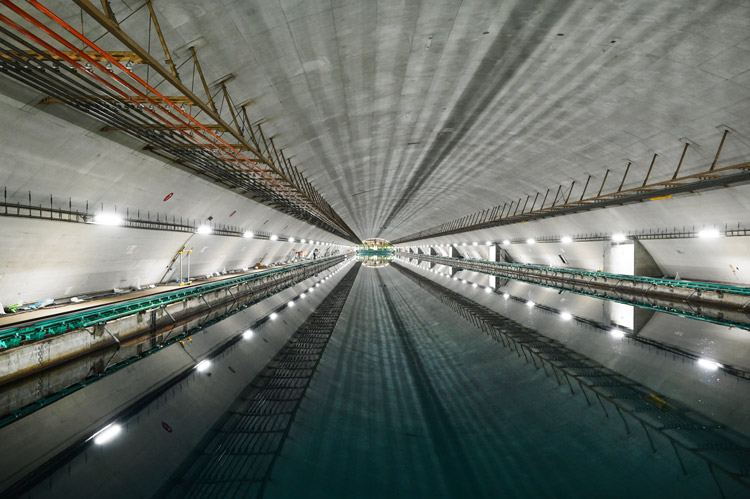 400m水槽。スーパーカミオカンデに匹敵する5万2000トンもの水をたたえており、両側には通路がある