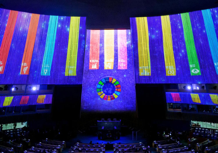 SDGsのロゴマークが浮かび上がった「持続可能な開発目標（SDGs）」に関する首脳級会合会場（国連提供）