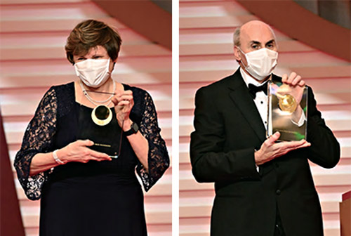 日本国際賞授賞式でマスク姿の両氏（2022年4月13日、国際科学技術財団提供）