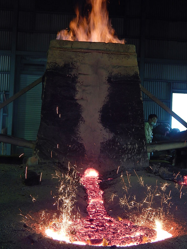 2014年、炉から赤黒く溶けた鉄が流れ出し、ずく押しでの製鉄が初めて成功した（新見市議会議員・仲田芳人さん提供）