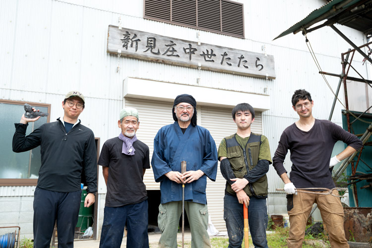 村上さん（中央）の研究室のメンバーと、新見庄たたら伝承会の藤井さん（左から2人目）