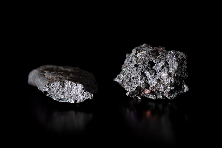 炭素含有量の多い銑鉄（左）と炭素含有量が極めて少ない玉鋼（右）。炒鋼炉で銑鉄を脱炭するほど成分的に玉鋼に近づく