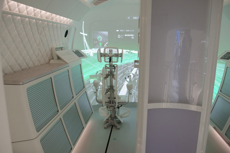 ルナクルーザーのモックアップの内部。四畳半ほどの室内で飛行士2人が暮らすという＝東京都江東区