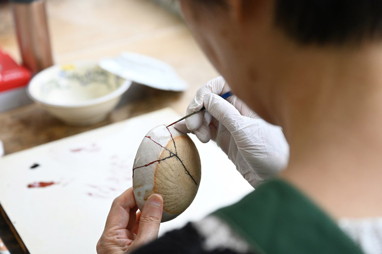 漆で割れた陶磁器を接着する金継ぎ（きんつぎ）は、人気の漆工芸だ