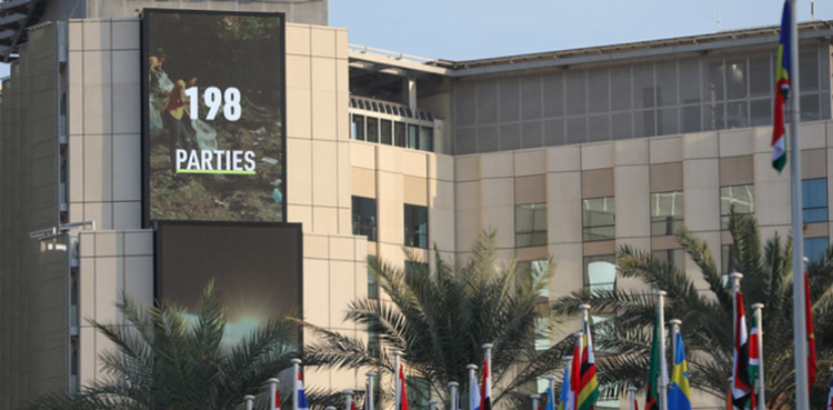 アラブ首長国連邦（UAE）のドバイで開かれたCOP28の会場の外観。COP加盟国数の198の表示が見える（国連提供）