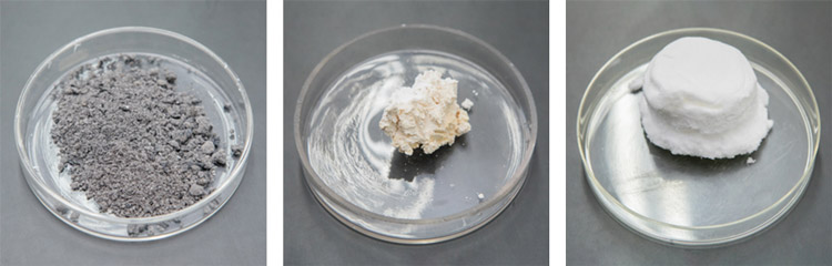 おむつ灰（左）、おむつ灰から作ったセスキ（中央）、右は試薬の炭酸ナトリウムから合成したセスキ