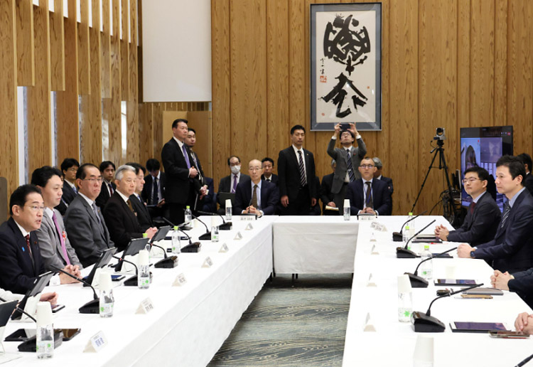 12月21日に首相官邸で開かれたAI戦略会議。左端が岸田文雄首相（首相官邸／内閣広報室提供）