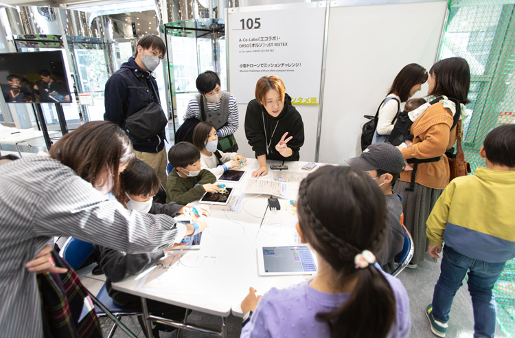 原田さんの説明に聞き入る子どもたち。保護者も興味津々だ