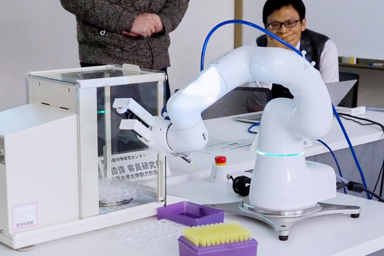 開発した生成AI実験ロボットは、電子てんびんの扉も自ら開閉する