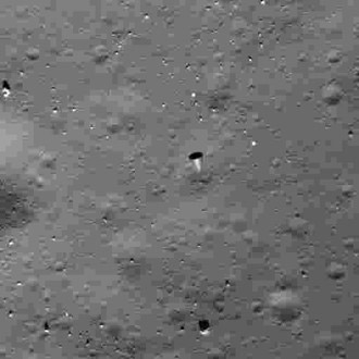 高度50メートル付近で撮影した月面。中央に、スリムから脱落した円すい形のエンジンノズルが写っている（JAXA提供）