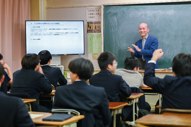 発表した生徒に笑顔で拍手を送る加藤さん。生徒は思わずガッツポーズ