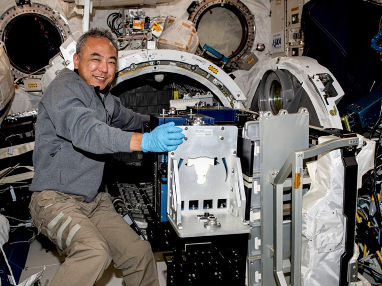 物体を船外に曝露（ばくろ）する実験の作業を進める古川さん＝昨年9月（NASA提供）