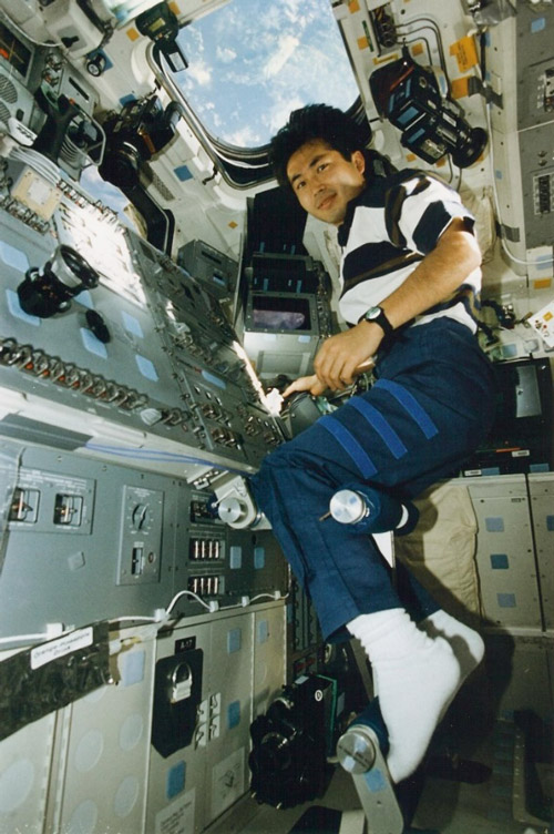 米スペースシャトルのロボットアームを操作する若田さん＝1996年1月（JAXA、NASA提供）