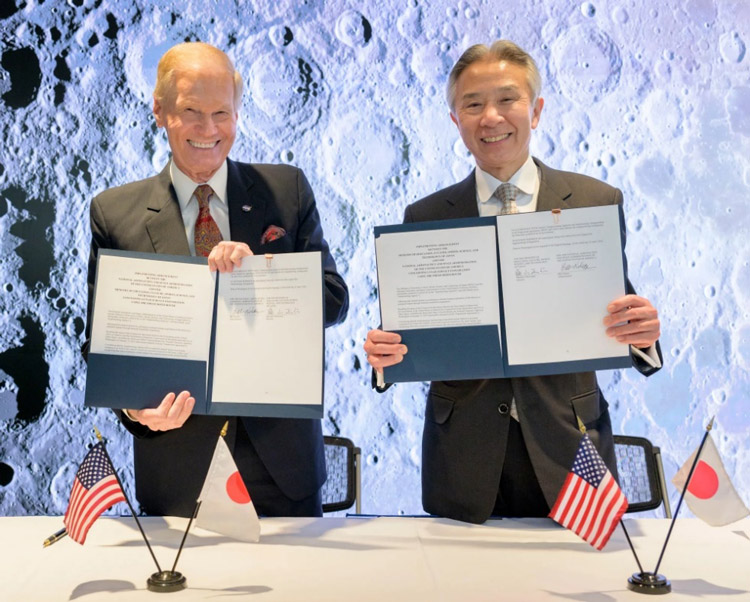 日本人の月面着陸と日本の月面探査車提供に関する取り決めを手にしたネルソンNASA長官（左）と盛山文科相＝10日、米ワシントン（NASA、ビル・インガルス氏提供）