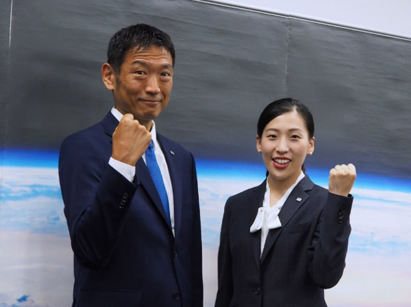 JAXA宇宙飛行士候補として訓練を続ける諏訪理さん（左）と米田あゆさん。月面に立つ飛行士は未定だが、2人は月面活動を視野に選ばれている＝昨年7月、東京都千代田区