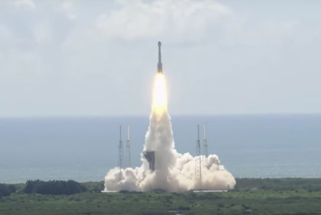 スターライナーを搭載し打ち上げられるアトラス5ロケット=日本時間5日深夜(NASAテレビから)