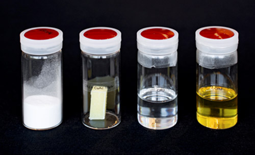 粒子タイプ(左)と液体タイプの封止材。液体タイプは右2つの主剤と硬化剤からなり、2液を混ぜると右から3番目のように固まる(名古屋大学博物館の吉田英一教授提供)