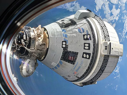 米ボーイング新型宇宙船の安全性に懸念、飛行士は別機種で地球帰還も