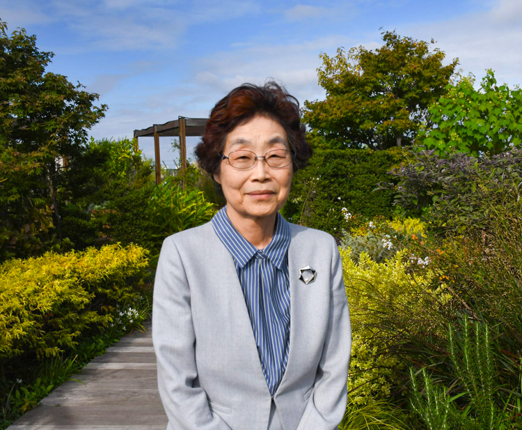 今市さんが教員時代にリフレッシュのために昼寝をしたり、息抜きをしたりしたという屋上庭園。今でも学生が休み時間などで利用している(2024年10月、東京都文京区の日本女子大学)