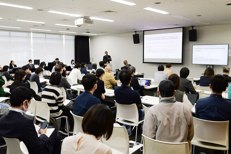 立ち見が出るほど盛況の中で講演が行われた(日本科学未来館)
