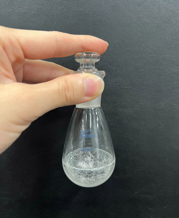 結晶化した「イリオモテオリド-1a」約50ミリグラム(中央大学 不破春彦教授提供)