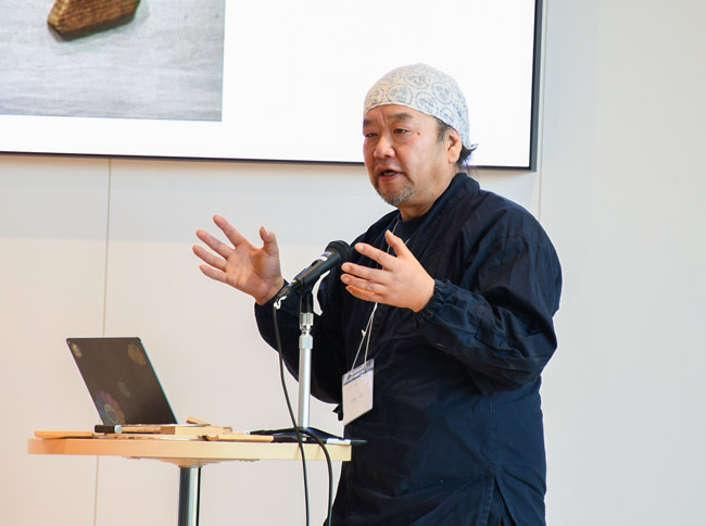 木桶は寿司の容器やたらいとして大正時代まで日常的に使われていたが、戦後廃れていったという状況を説明する中川さん