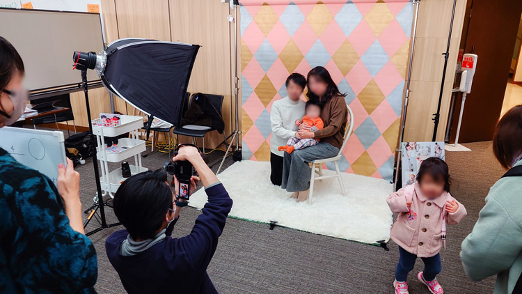 分娩数の多い病院だけに院内には写真スタジオも設けられており、取材当日は来場者の家族写真を無料で撮影・提供していた