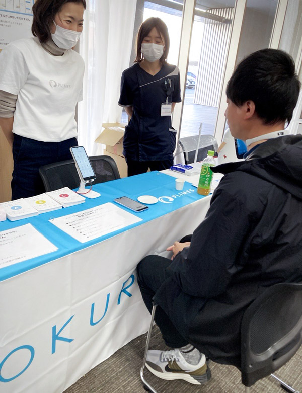 取材日はクラッカーを食べて嚥下機能を測定するデモを実施。近藤さん(左上)と池内さん(中央上)。