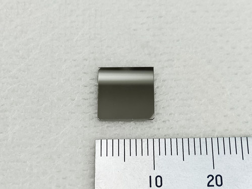 従来の熱アシスト磁気記録にスピントルクを組み合わせることで記録効率が上がることを実証した、鉄白金の層の下にマンガン白金の層を置いた薄膜(NIMSの磯上慎⼆主任研究員提供)