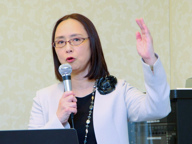 会見する上川内さん。子供の頃から動物が好きで「種の中でしか伝わらないコミュニケーションをどうにか、解読したい」との思いが研究の原動力になってきたという