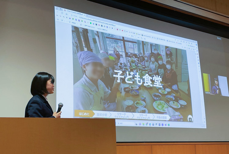 2024年1月に九州大学主催のシンポジウム「共生をイノベーションする—まちづくりとEBPM」で自身の活動を発表する川井和さん（大賀さん、川井さん提供）